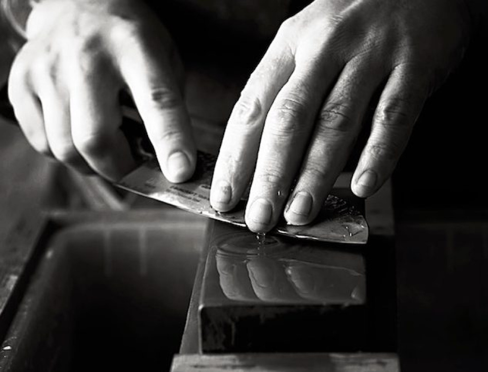 Opi teroittamaan veistä märällä kivellä Niklas Ekelundin (Malmöbutiken) kanssa ryhmässä @ KitchenLab (1317-27040)