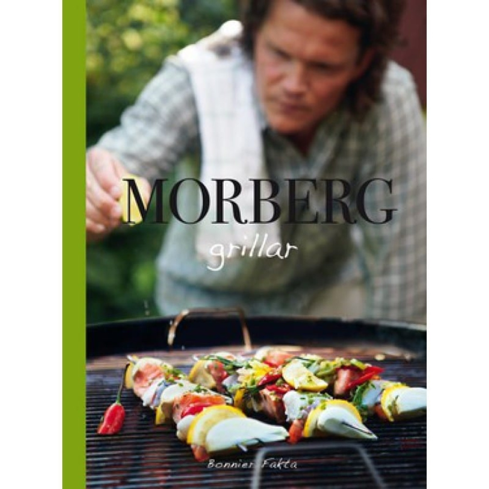 Morberg grillaa ryhmässä Ruoanlaitto / Keittokirjat / Grillaus & savustus @ KitchenLab (1355-11055)