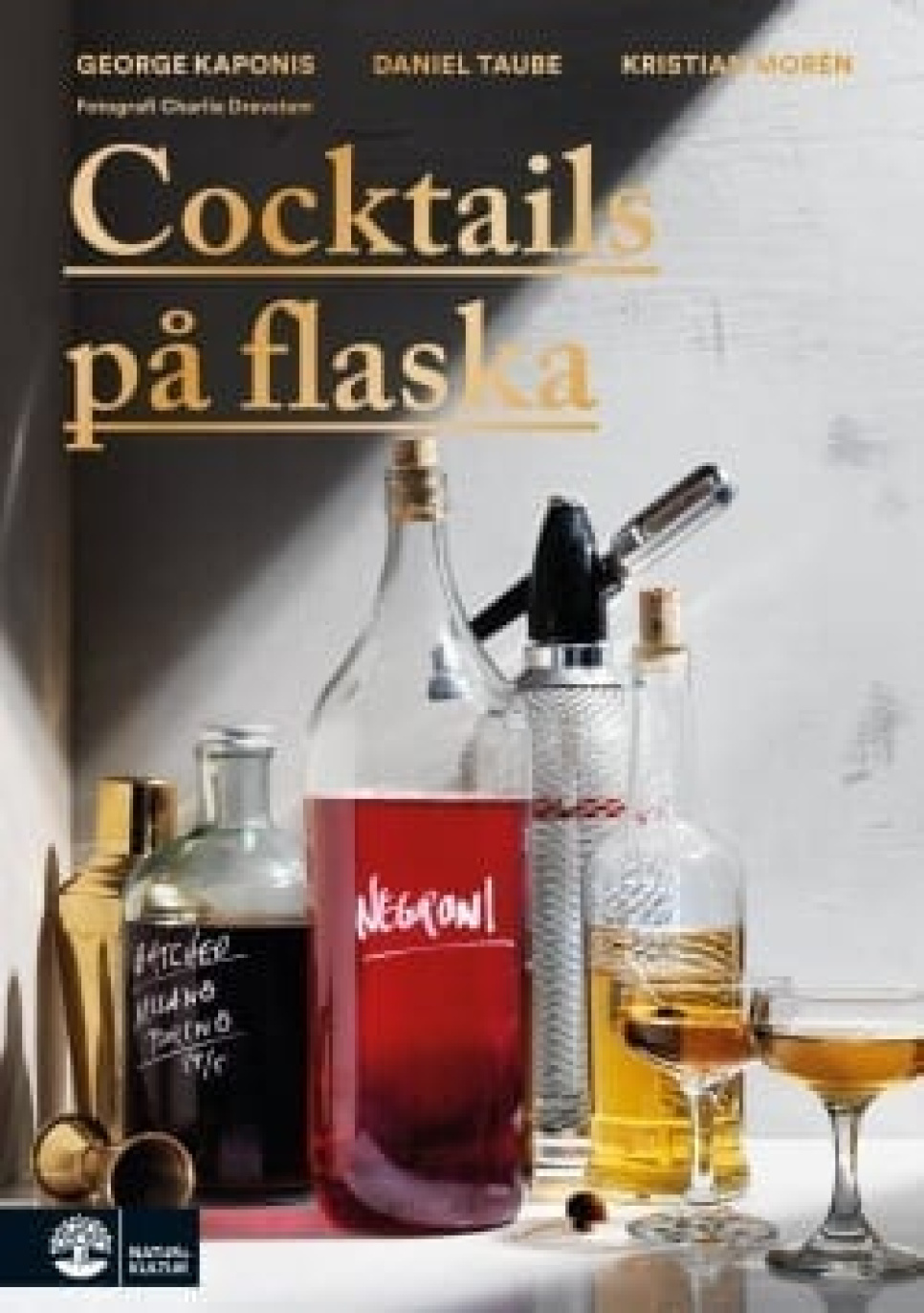 Cocktails på flaska av George Kaponis, Daniel Taube, Kristian Morén ryhmässä Ruoanlaitto / Keittokirjat / Drinkit & cocktailit @ KitchenLab (1355-15909)