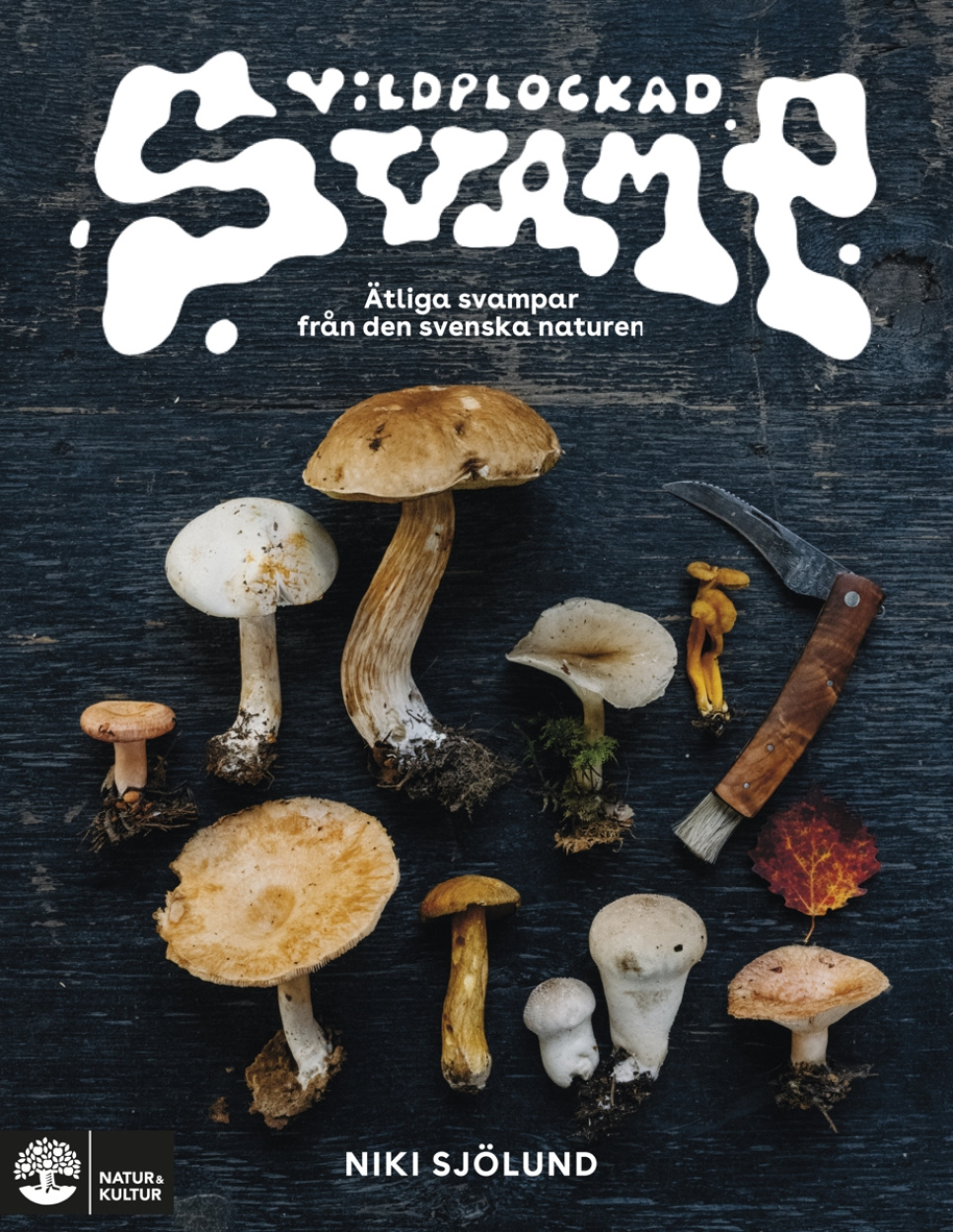 Vildplockad svamp: Ätbara svampar i svenska naturen - Niki Sjölund ryhmässä Ruoanlaitto / Keittokirjat / / @ KitchenLab (1355-27955)