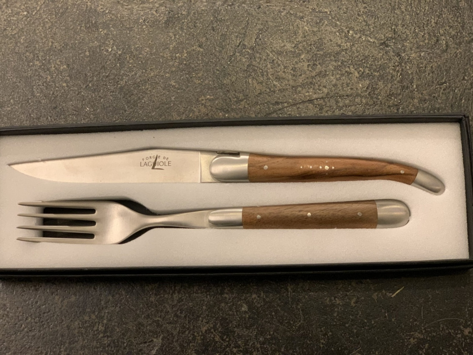 Veitsi ja haarukka, Oliivipuun kahva, kiillotettu, Tradition - Forge de Laguiole ryhmässä Kattaus / Aterimet / Aterinsetit @ KitchenLab (1446-23200)