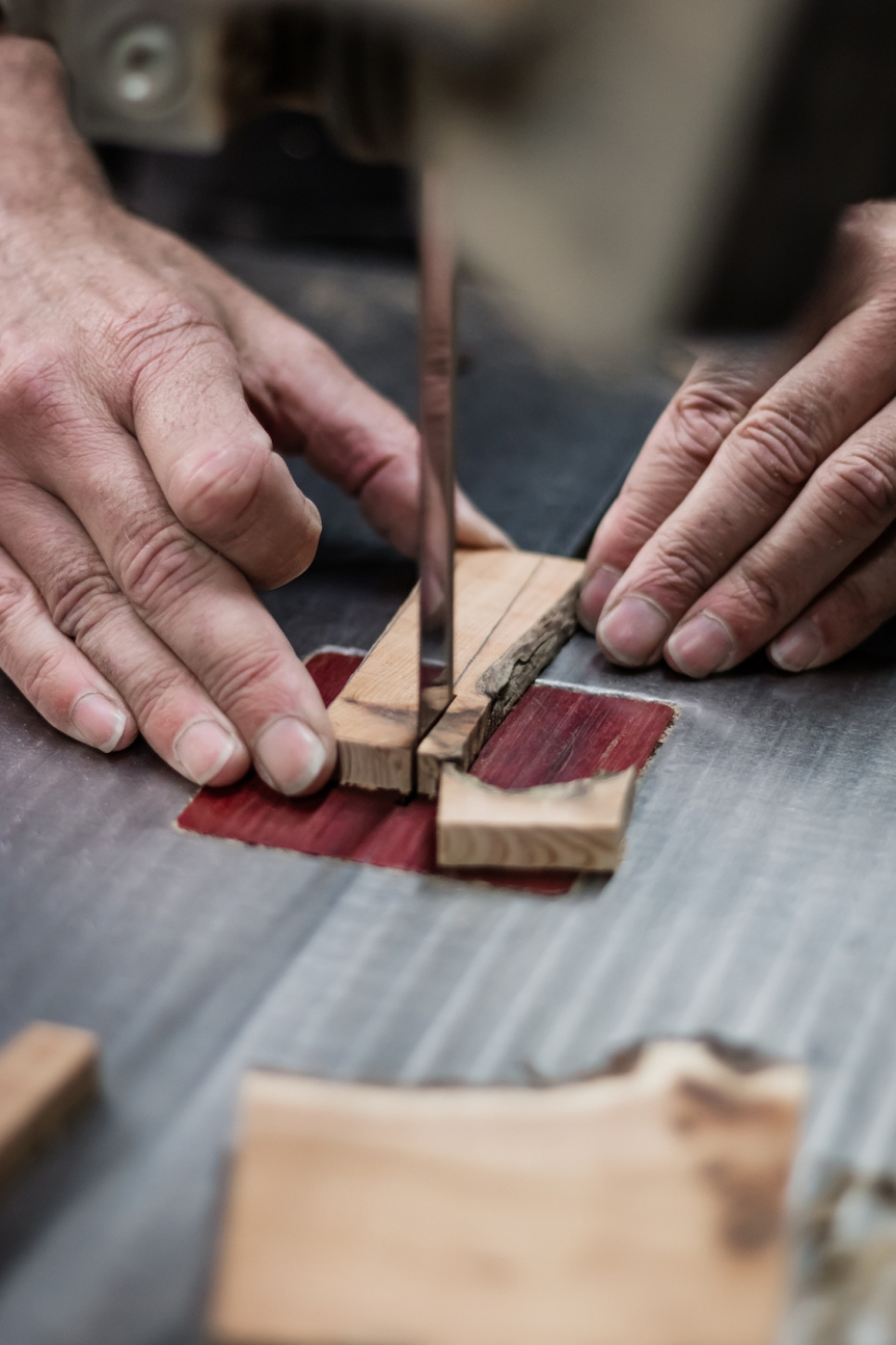 Koivusta valmistettu sommelier-veitsi, damassiinoitu koristeella, Collection - Forge de Laguiole