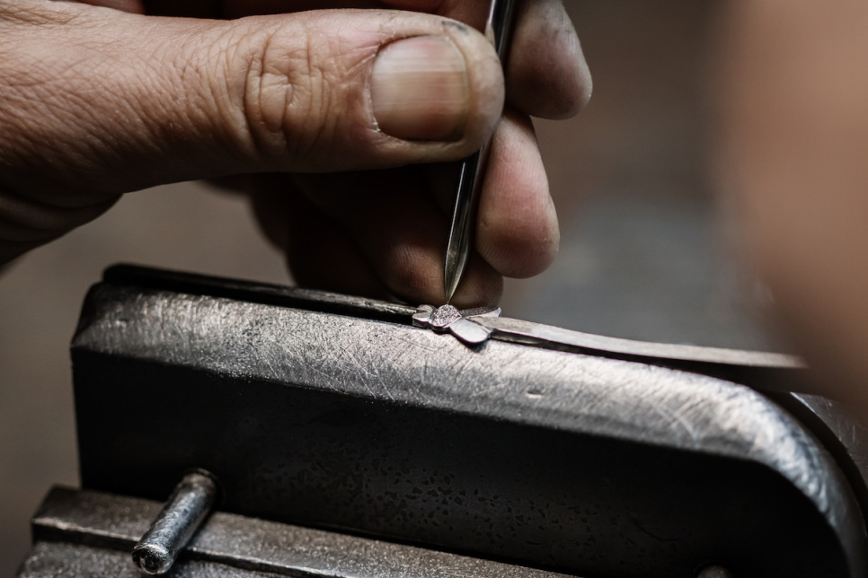 Tummasarvinen sommelier-veitsi, damassiinoitu ja koristeltu, Collection - Forge de Laguiole