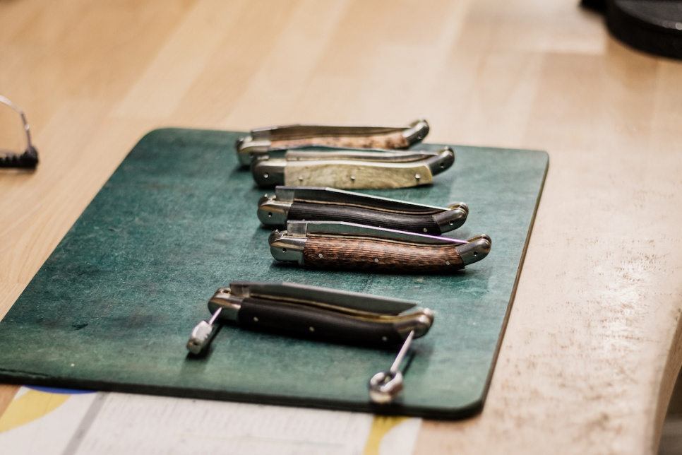 Tummasarvinen sommelier-veitsi, damassiinoitu ja koristeltu, Collection - Forge de Laguiole