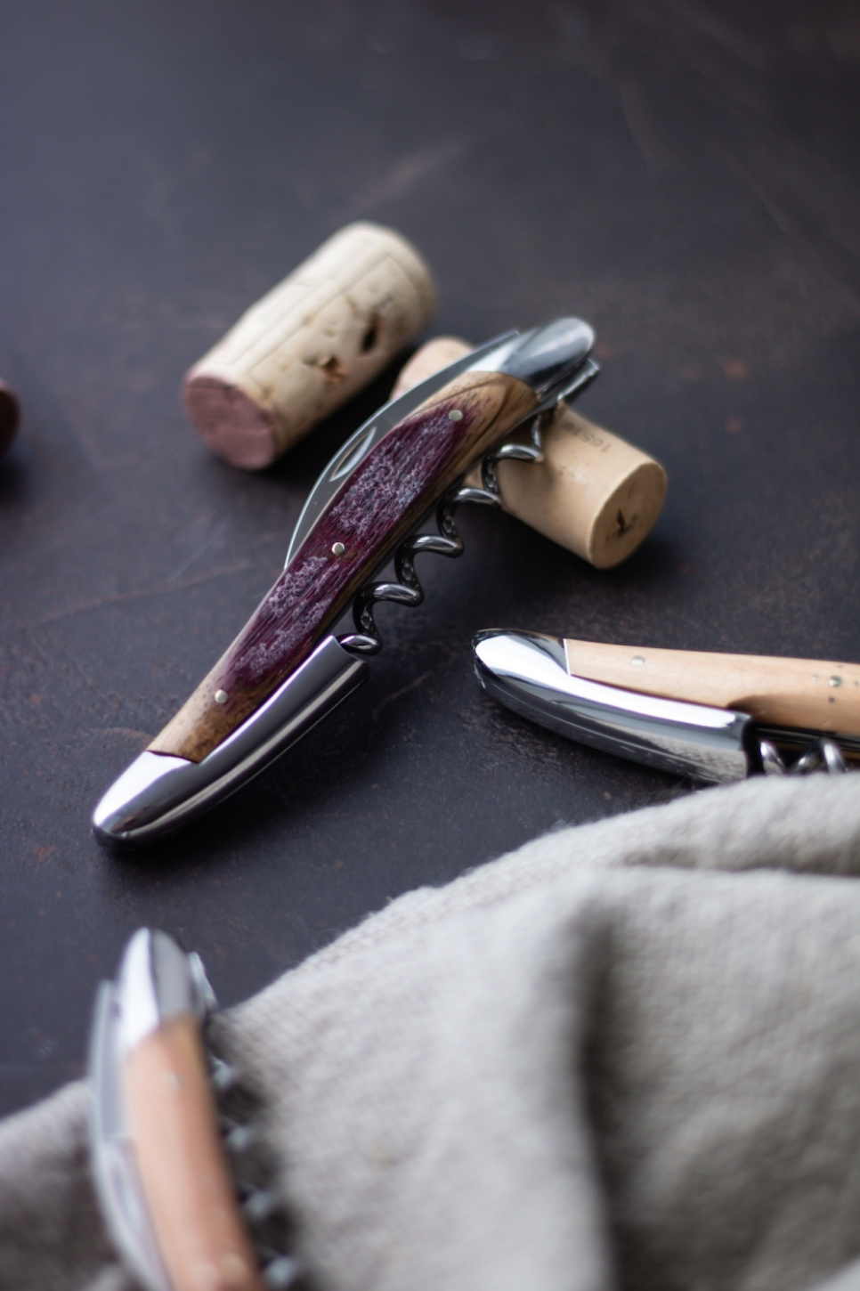 Puinen sommelier-veitsi tammitynnyristä, kiillotettu, Tradition - Forge de Laguiole