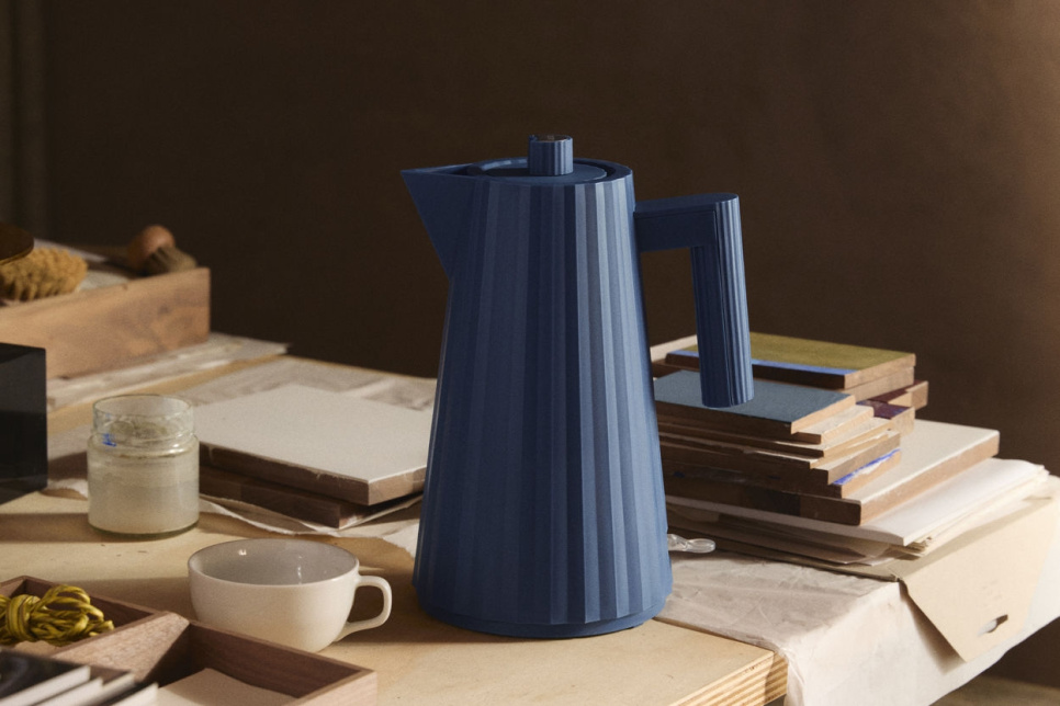 Vedenkeitin, Plissé, sininen - Alessi - 1 litraa