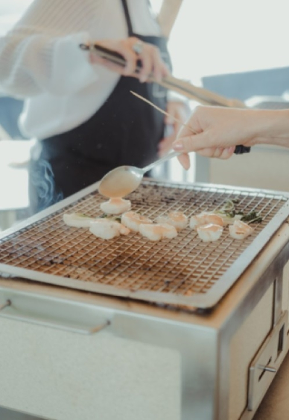 Pöytägrilli/konrogrilli ruostumattomalla teräsrungolla, keskileveä 46 x 36 cm - Kasai