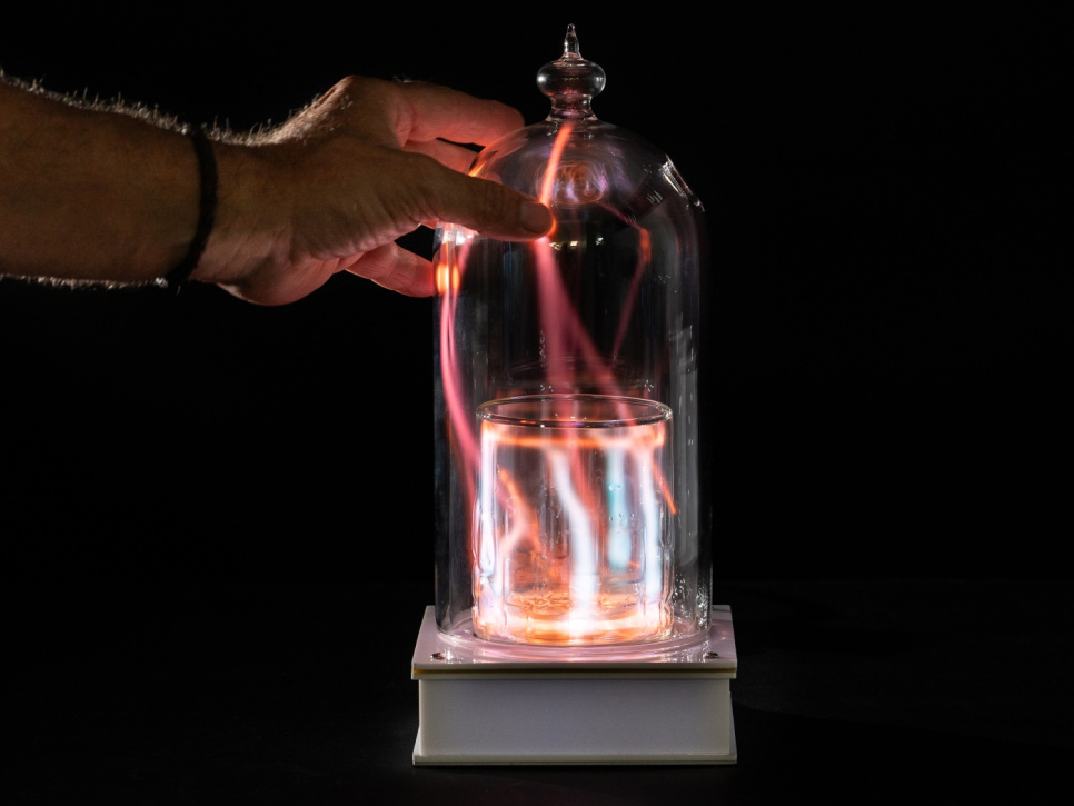 Lasikupu, jossa on neonitäyte Tesla - 100% Chef Lasikupu, jossa on neonitäyte Tesla - 100% Chef