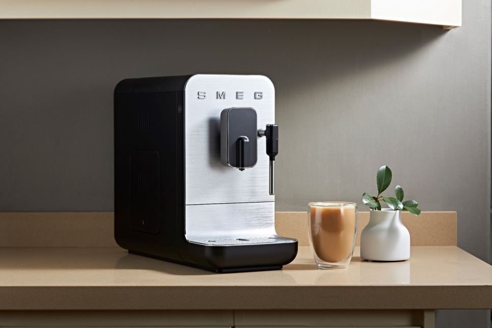 Täysautomaattinen espressokeitin höyrytoiminnolla, musta - Smeg Täysautomaattinen espressokeitin höyrytoiminnolla, musta - Smeg