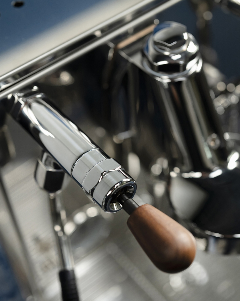 Pakkaus, jossa portafilter ja nupit Cellini Evoluzione -laitteelle, pähkinä - La Pavoni