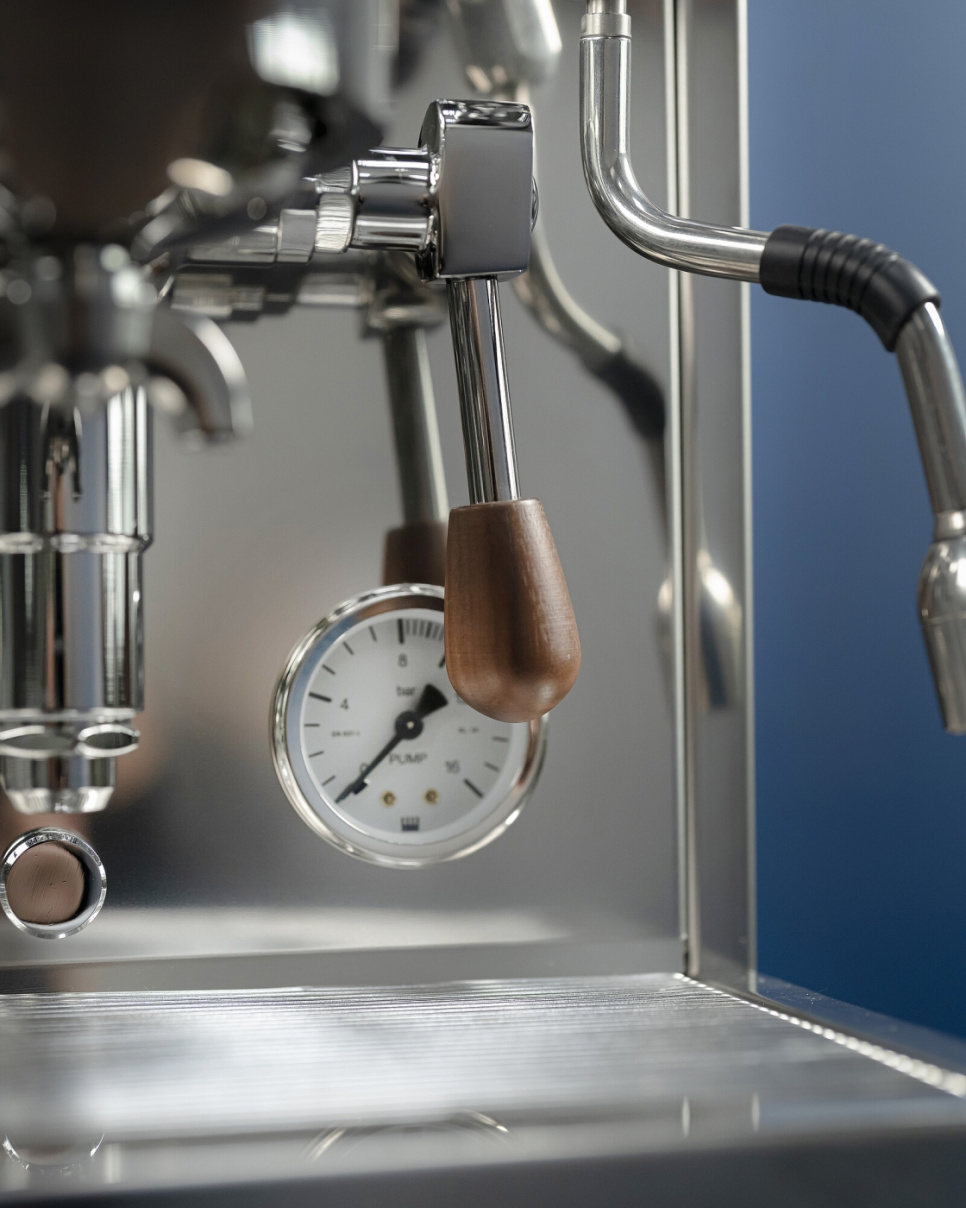 Pakkaus, jossa portafilter ja nupit Cellini Evoluzione -laitteelle, pähkinä - La Pavoni