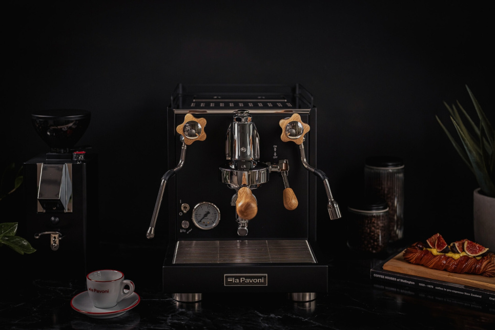 Botticelli Evoluzione, tammi - La Pavoni - La Pavoni -annostelusarja, jossa suodatin ja nupit