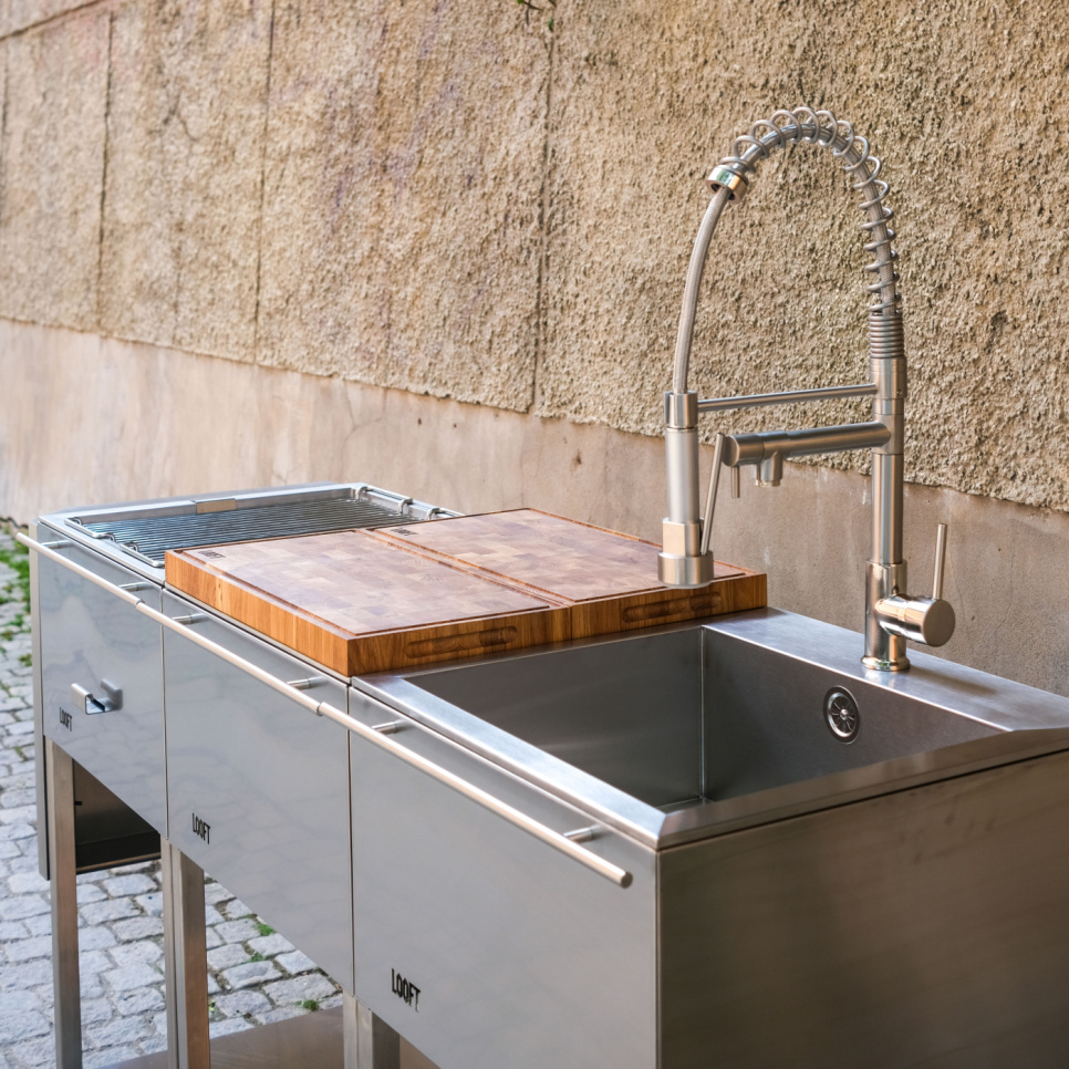 Ulkokeittiö, jossa hiiligrilli, työtaso ja allas – Looft