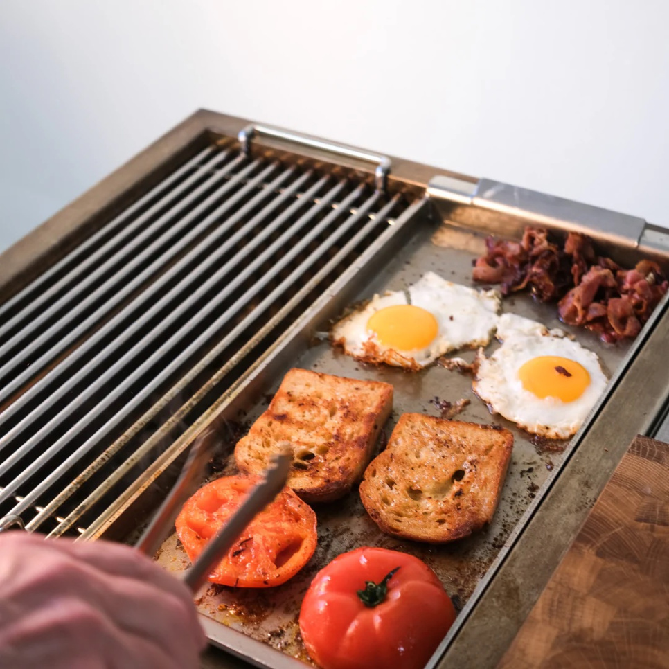 Ulkokeittiö, jossa hiiligrilli, työtaso ja allas – Looft