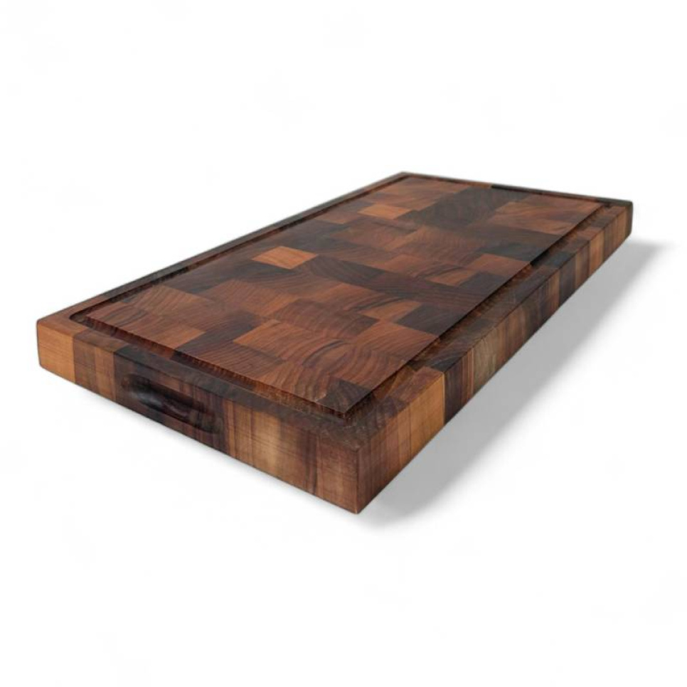 Pähkinäpuun päätylauta kahvalla ja kourulla, 450x250x40mm - AT-Line ryhmässä Ruoanlaitto / Keittiövälineet / Leikkuulaudat @ KitchenLab (2212-30858)