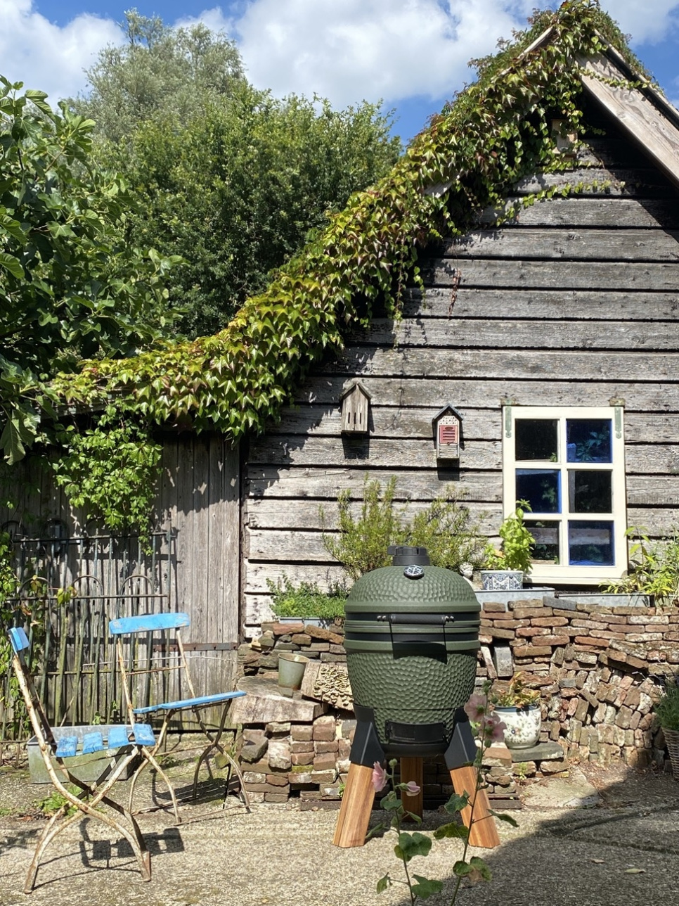 Camado grilli sisältäen jalkakannattimen ja puujalat - Moddern Camado grilli sisältäen jalkakannattimen ja puujalat - Moddern