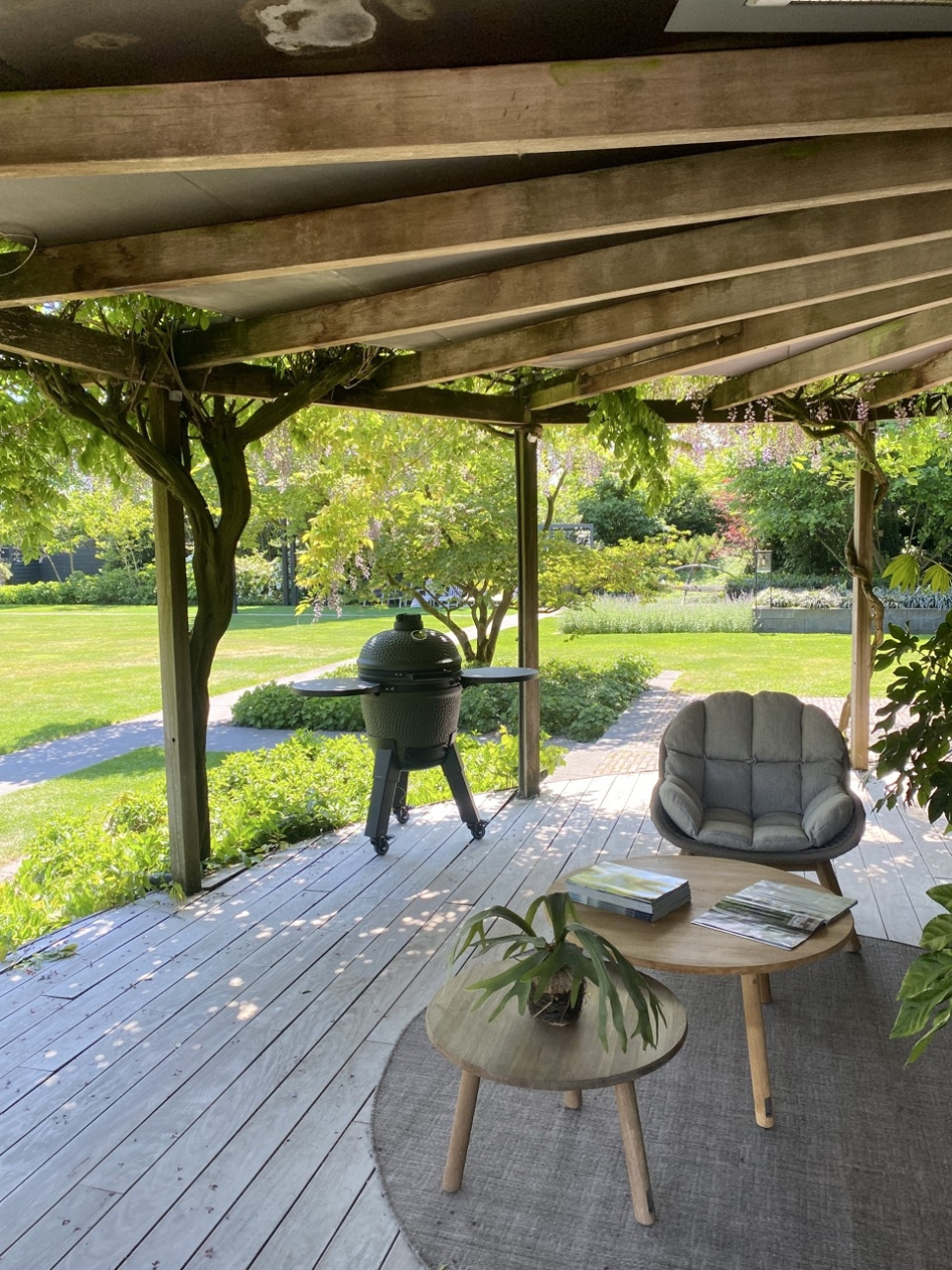 Kamado grilli, johon kuuluu jalkakannatin, mustat jalat pyörillä ja sivupöytä - Moddern Kamado grilli, johon kuuluu jalkakannatin, mustat jalat pyörillä ja sivupöytä - Moddern