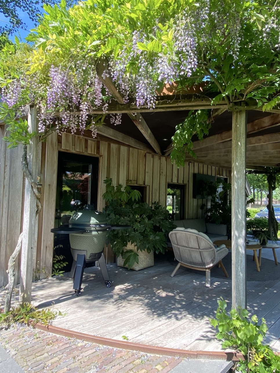 Kamado grilli, johon kuuluu jalkakannatin, mustat jalat pyörillä ja sivupöytä - Moddern Kamado grilli, johon kuuluu jalkakannatin, mustat jalat pyörillä ja sivupöytä - Moddern