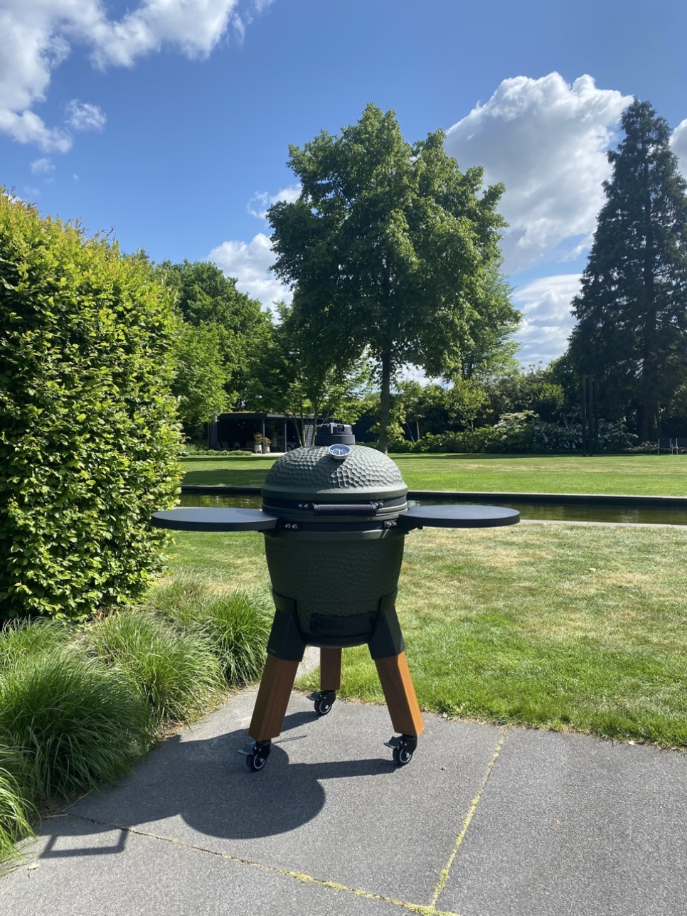 Kamado grilli, johon sisältyy jalkatuki, alumiinijalat (puujäljitelmä) pyörillä ja sivupöytä - Moddern Kamado grilli, johon sisältyy jalkatuki, alumiinijalat (puujäljitelmä) pyörillä ja sivupöytä - Moddern