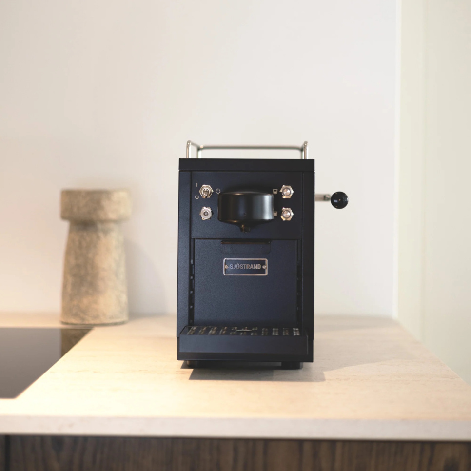 Kapselikone, The Original Espresso Capsule Machine, musta - Sjöstrand Kapselikone, The Original Espresso Capsule Machine, musta - Sjöstrand