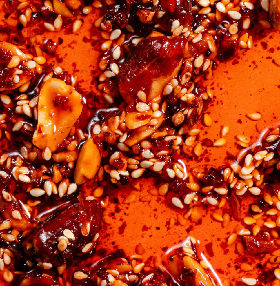 Extra Hot Peanut Rãyu, Rapea chiliöljy maapähkinöiden ja seesamin kanssa, 240 g - White Mausu